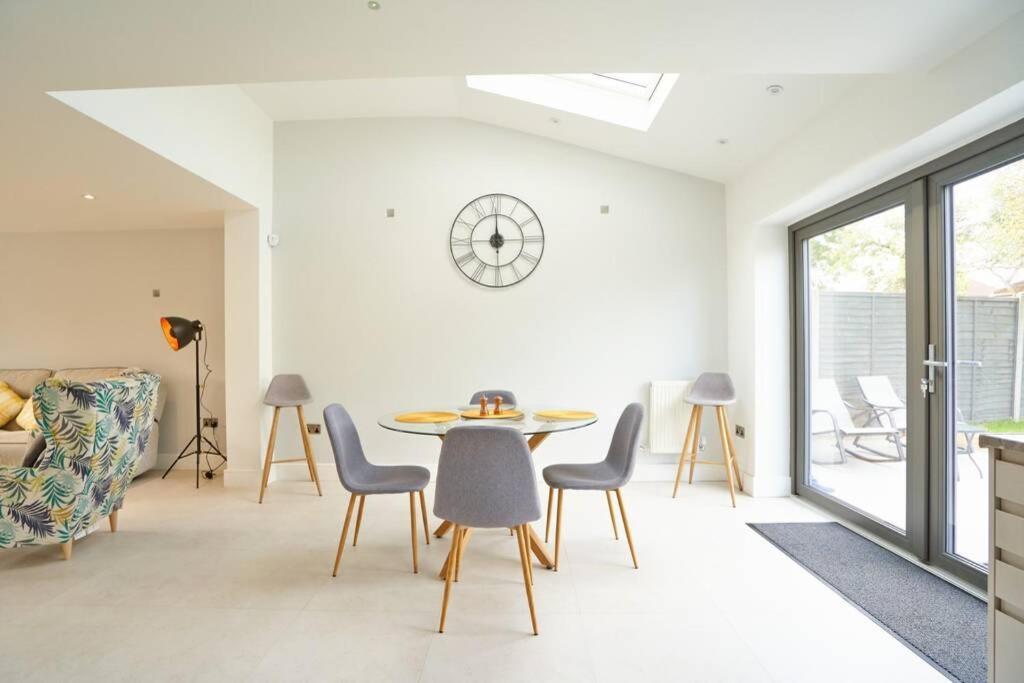 Home From Home - 4 Double Bed House With Parking Slough Exterior foto