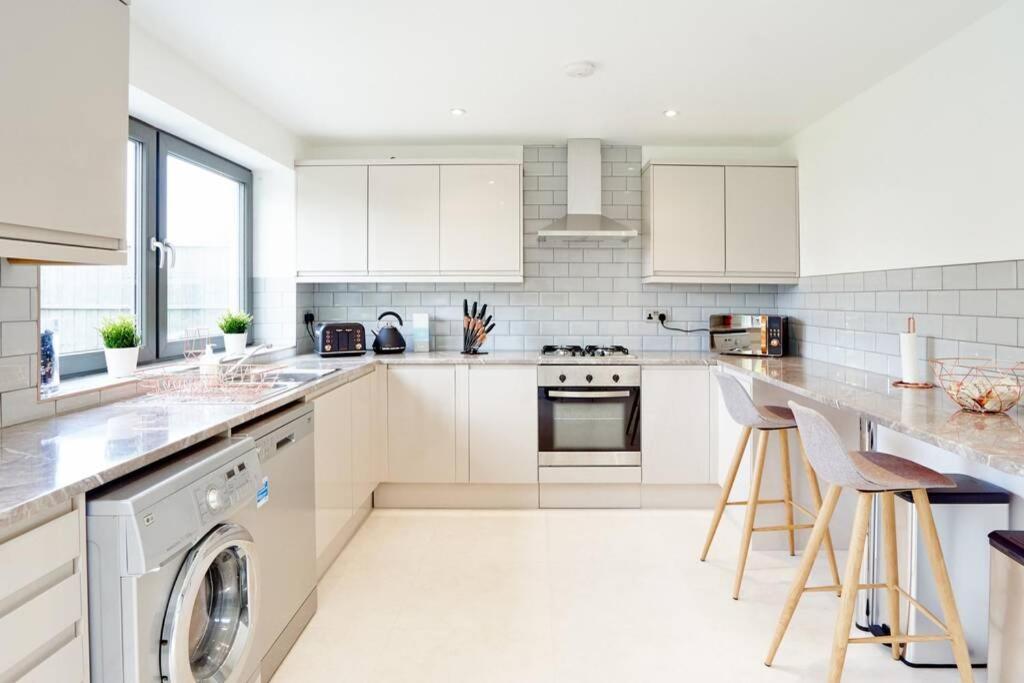 Home From Home - 4 Double Bed House With Parking Slough Exterior foto